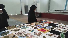 Pengunjung mengamati karya seni mahasiswa PGSD Universitas Peradaban di Sport Center Hartanto-Aqib, Sabtu (3/1/2026). Pameran ini menampilkan 90 karya seni dari berbagai medium, termasuk lukisan, kerajinan rotan, mozaik, ukiran sabun, dan tie dye. (Foto: Portal Pantura/Yudhi Orasetyo)