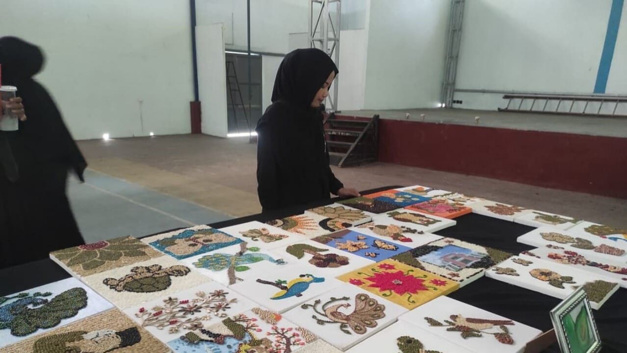 Pengunjung mengamati karya seni mahasiswa PGSD Universitas Peradaban di Sport Center Hartanto-Aqib, Sabtu (3/1/2026). Pameran ini menampilkan 90 karya seni dari berbagai medium, termasuk lukisan, kerajinan rotan, mozaik, ukiran sabun, dan tie dye. (Foto: Portal Pantura/Yudhi Orasetyo)