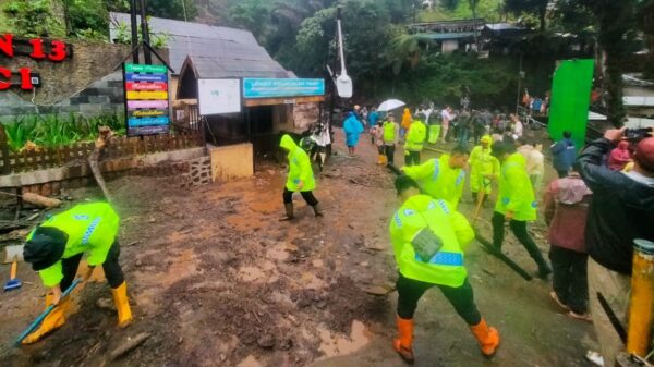 Akses Jembatan Terputus Banjir, Wakil Bupati Tegal Bebaskan Tiket Masuk Kawasan Wisata Guci