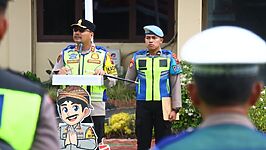 Kapolres Brebes AKBP Lilik Ardiansyah memimpin Apel Satgas Operasi Lilin Candi 2025 di Lapangan Tribrata Polres Brebes, Jumat (2/1/2026). Apel digelar untuk memastikan kesiapan personel mengamankan puncak arus balik Nataru 2026. (Foto: Humas Polres Brebes)