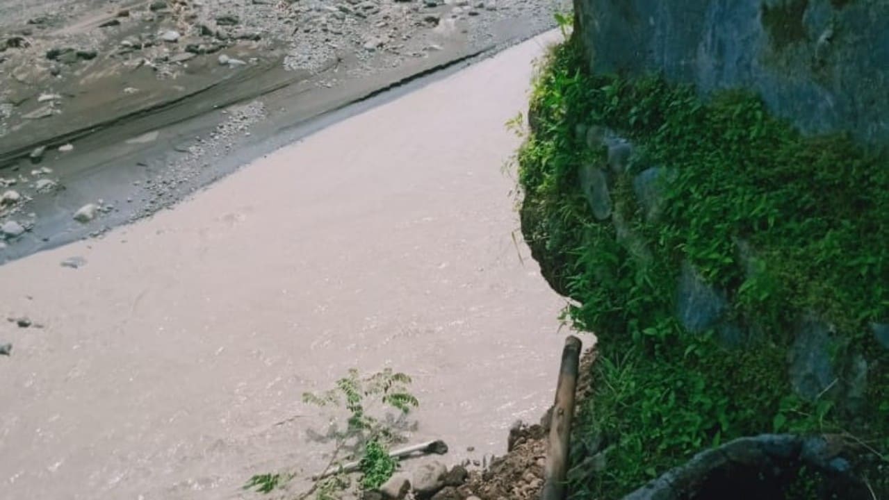 Rumah milik seorang warga di RT 05 RW 09 Desa Kutamendala, Kecamatan Tonjong, Brebes ini sangat mengkhawatirkan karena berada tepat di bibir tebing sungai Pedes. (Foto: Ist)
