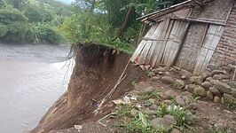 Sebuah rumah di Desa Kalinusu, Kecamatan Bumiayu, Kabupaten Brebes ini kondisinya mengkhawatirkan. Arus sungai menggerus tebing dan mengancam keselamatan rumah dan penghuninya. (Foto: Ist)