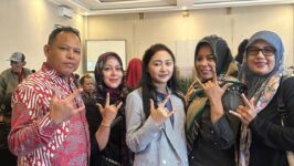 Anggota DPR RI Shinya Sandrakusuma foto bersama "Masyarakat Brebes Maju" usai Sosialisasi 4 Pilar, Senin (8/12/2025) di King Hotel Brebes. (Foto: Portal Pantura/Yudhi Prasetyo)