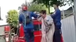 Petugas Pemadam Kebakaran Kabupaten Bekasi saat melakukan evakuasi remaja 15 tahun yang menolak disunat di Kampung Pekopen, Desa Lambang Jaya, Kecamatan Tambun Selatan, Senin (5/1/2025). Keluarga meminta bantuan damkar setelah berbagai cara persuasif tidak membuahkan hasil. (Foto: Istimewa)