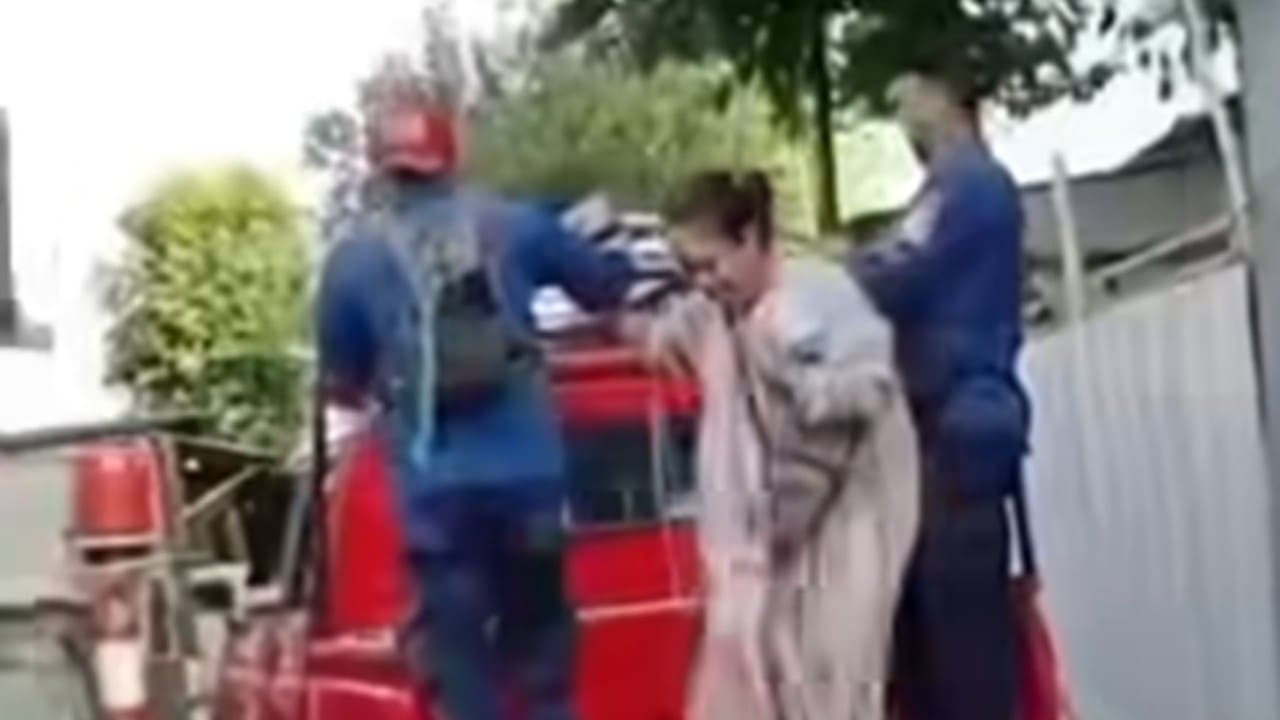 Petugas Pemadam Kebakaran Kabupaten Bekasi saat melakukan evakuasi remaja 15 tahun yang menolak disunat di Kampung Pekopen, Desa Lambang Jaya, Kecamatan Tambun Selatan, Senin (5/1/2025). Keluarga meminta bantuan damkar setelah berbagai cara persuasif tidak membuahkan hasil. (Foto: Istimewa)