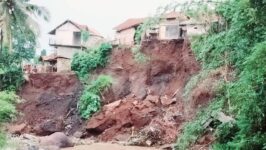 Rumah warga Desa Kutayu terancam akibat talud sungai ambrol. (Foto: Portal Pantura/Yudhi Prasetyo)