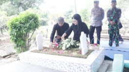 Bupati Brebes Paramitha Widya Kusuma ziarah ke sejumlah makam bersejarah dalam rangka HUT ke-348 Brebes. (Foto: dok. Humas Kab. Brebes)
