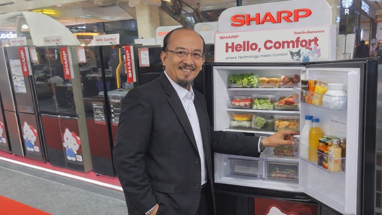 Andry Adi Utomo, National Sales Senior Generakl Manager, PT Sharp electronics Indonesia menunjukan rangkai produk lemari es Sharp. (Foto: Sharp Indonesis)