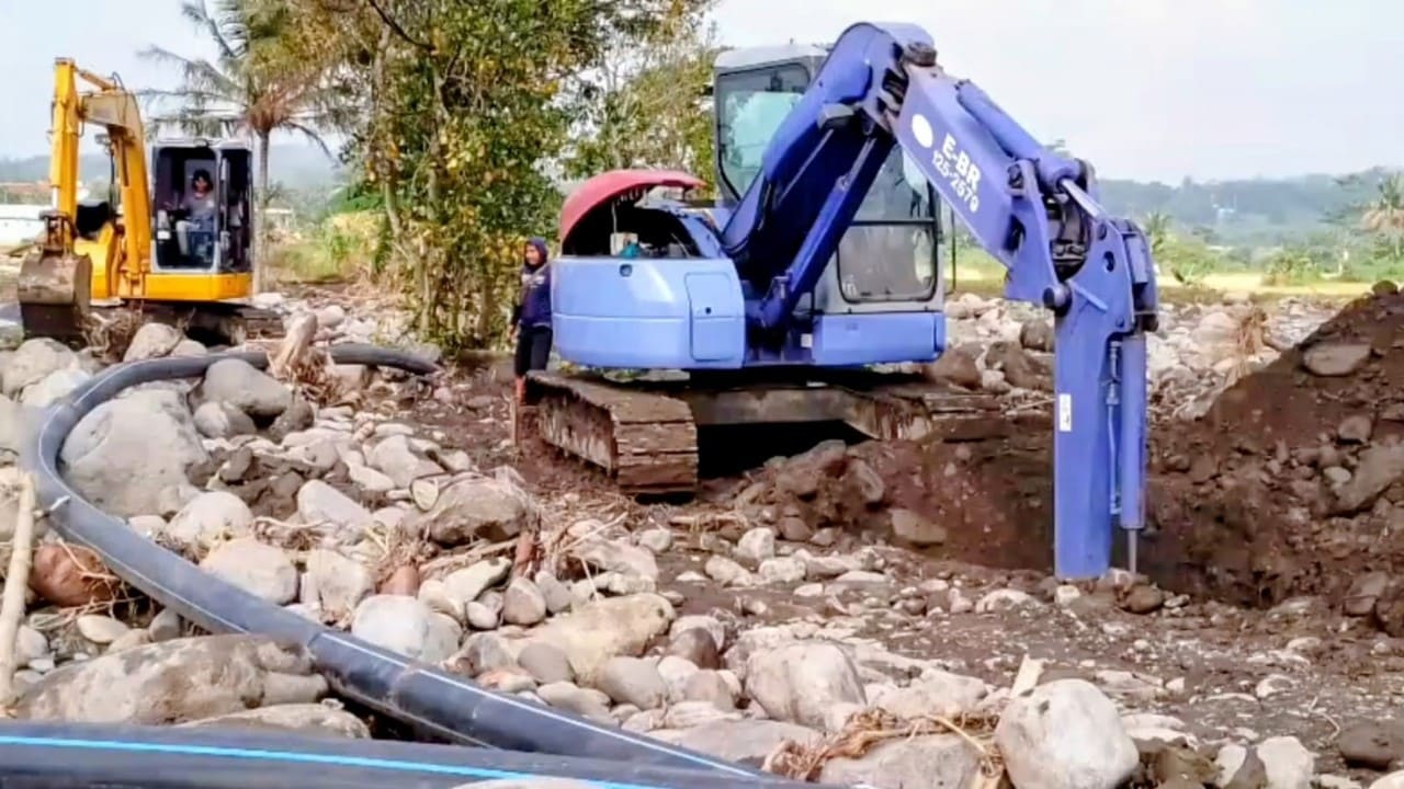 Warga Adisana Alami Krisis Air Bersih, PDAM Kerahkan Alat Berat untuk Percepat Perbaikan Pipa