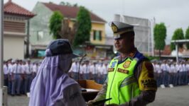 Satlantas Polres Brebes AKP Ahmad Zainurrozaq saat menjadi pembina upacara dalam kegiatan Police Go To School di SMA Negeri 1 Brebes, Senin (9/2/2026). Kegiatan ini digelar sebagai bagian dari Operasi Keselamatan Candi 2026 untuk mensosialisasikan keselamatan berlalu lintas kepada pelajar. (Foto: Humas Polres Brebes)