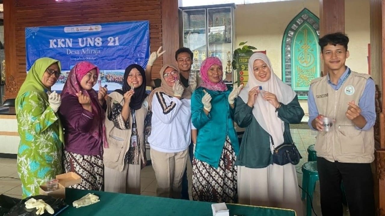 Mahasiswa KKN UNS Kelompok 21 berfoto bersama peserta pelatihan pembuatan minyak angin di Desa Adiraja. Kegiatan ini memberikan keterampilan baru sekaligus membuka peluang usaha bagi ibu-ibu PKK setempat. (Foto: Dok. KKN UNS)