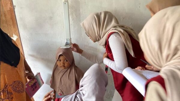 Mahasiswa KKN Unpera Dampingi Posyandu RW 06 Desa Kutamendala: Kolaborasi untuk Kesehatan Masyarakat