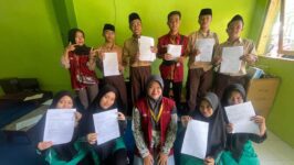 Mahasiswa KKN berfoto bersama siswa SMK Al Habibatain setelah mengikuti pelatihan pembuatan surat lamaran kerja dan CV. Kegiatan ini membekali siswa dengan keterampilan menyusun dokumen lamaran yang profesional dan sesuai standar industri. (Foto: Dok. KKN Universitas Peradaban)
