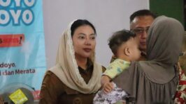 Bupati Brebes Hj Paramitha Widya Kusuma SE MM berbincang akrab dengan warga saat menyalurkan bantuan sosial Wardoyo yang dirangkai dengan layanan kesehatan door to door di Kecamatan Jatibarang dan Songgom, Senin (9/2/2026). Program ini merupakan kolaborasi Pemkab Brebes dengan CSR perusahaan untuk membantu warga kurang mampu sekaligus memberikan akses layanan kesehatan gratis langsung ke rumah warga. (Foto: Humas Pemkab Brebes)