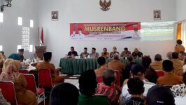Musrenbangcam Kecamatan Bumiayu membahas persoalan PJU yang mayoritas mati di Kabupaten Brebes, Senin (2/2/2026). DPRD mengusulkan meterisasi untuk efisiensi anggaran. (Foto: Poetal Pantura/Yudhi Prasetyo)