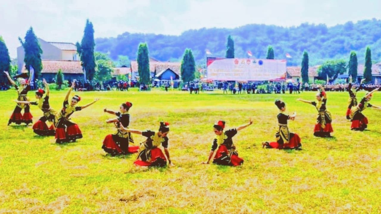 Siswa SMAN 1 Brebes dari Sanggar Puspa Arum membawakan Tari Nyai Galuh saat pembukaan TMMD Reguler ke-127 di Lapangan Desa Cikuya, Kecamatan Banjarharjo, Kabupaten Brebes, Selasa (10/2/2026). (Foto: Portal Pantura/Imam Muzaki)