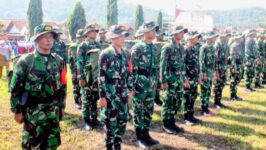 Apel pembukaan TMMD Reguler ke-127 di Desa Cikuya, Brebes, Selasa (10/2/2026). Sebanyak 25 prajurit Yonif 406/CK diterjunkan untuk memperkuat program pembangunan desa yang dipimpin Kodim 0713/Brebes. (Foto: Portal Pantura/Imam Muzaki)