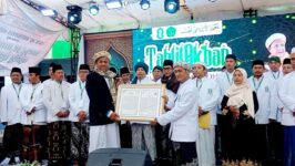 Ratusan keturunan Walisongo menghadiri Rakerwil NAAT Jawa Tengah di Ponpes Al Hasaniyah Kedawon, Brebes, Minggu (16/2). Dalam acara ini diumumkan hasil penelitian bahwa 60 persen pribumi Indonesia adalah keturunan Walisongo. (Foto: Dok. NAAT)