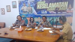KBO Satlantas Polres Brebes didampingi Kanit Kamsel dan anggota Unit Kamsel saat menggelar sosialisasi Operasi Keselamatan Candi 2026 melalui siaran radio Singosari FM, Senin (2/2/2026). Sosialisasi bertujuan meningkatkan kesadaran masyarakat akan pentingnya keselamatan berlalu lintas jelang Lebaran 2026. (Foto: Humas Polres Brebes)