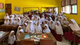 Siswa-siswi SD Negeri Kutamendala 01 mengikuti sosialisasi anti bullying dengan antusias. Mereka aktif menjawab pertanyaan dan berbagi pengalaman terkait perundungan. (Foto: Dok. KKN Kelompok 27)