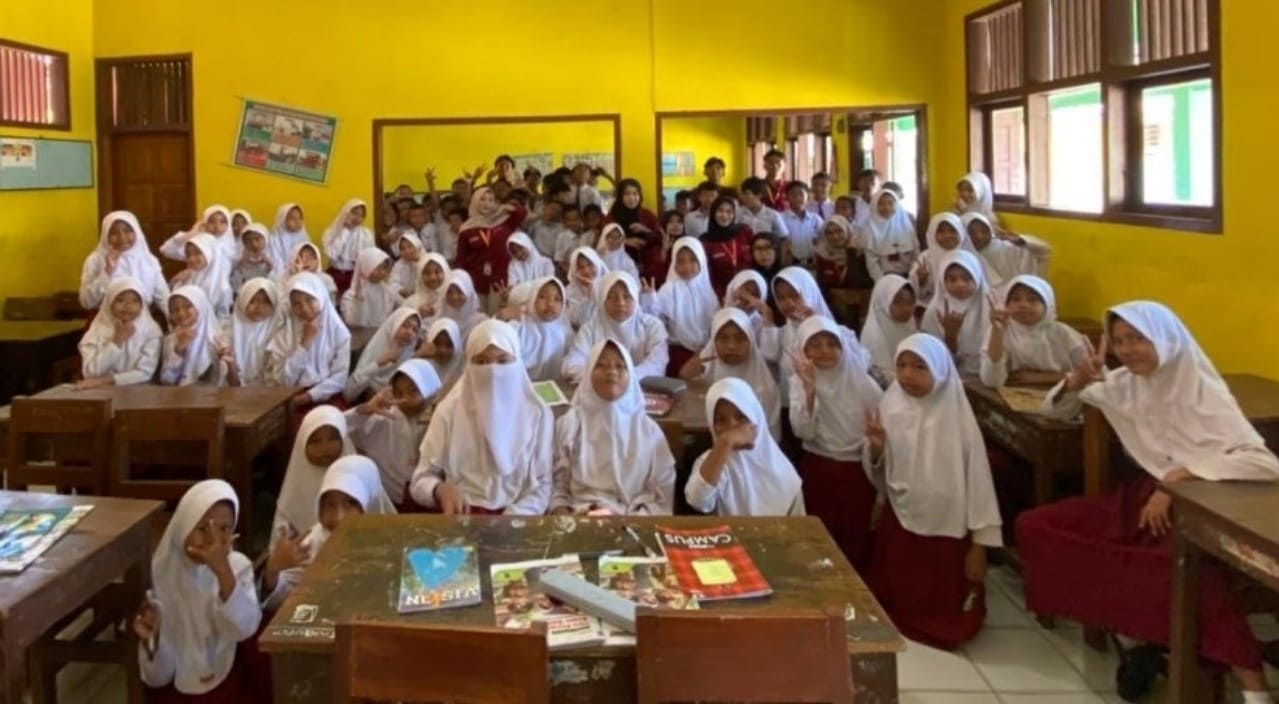 Siswa-siswi SD Negeri Kutamendala 01 mengikuti sosialisasi anti bullying dengan antusias. Mereka aktif menjawab pertanyaan dan berbagi pengalaman terkait perundungan. (Foto: Dok. KKN Kelompok 27)
