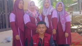 Mahasiswa KKN Unper foto bersama usai gelar posyandu di Kratagan. Kegiatan layani 32 balita dan 2 ibu hamil dengan bimbingan kader kesehatan.