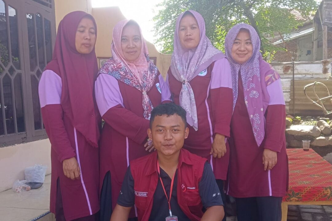 Mahasiswa KKN Unper foto bersama usai gelar posyandu di Kratagan. Kegiatan layani 32 balita dan 2 ibu hamil dengan bimbingan kader kesehatan.