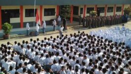 Upacara bendera di SMK MUTU BUMI Bumiayu, Brebes. Sekolah vokasi ini menekankan pendidikan karakter religius dan disiplin sebagai bekal siswa memasuki dunia kerja. (Foto: dok. SMK MUTU BUMI)