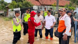 Wakil Bupati Brebes Wurja SE (tengah) didampingi Plh Sekda dan Kepala BPBD meninjau kondisi banjir di Kecamatan Losari, Brebes, Kamis (12/2/2026). Wabup menginstruksikan percepatan pembangunan tanggul darurat di beberapa titik kritis. (Foto: Humas Pemkab Brebes)