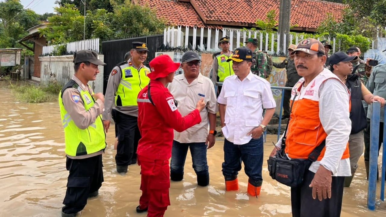 Wakil Bupati Brebes Wurja SE (tengah) didampingi Plh Sekda dan Kepala BPBD meninjau kondisi banjir di Kecamatan Losari, Brebes, Kamis (12/2/2026). Wabup menginstruksikan percepatan pembangunan tanggul darurat di beberapa titik kritis. (Foto: Humas Pemkab Brebes)