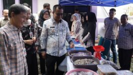 Wakil Bupati Brebes Wurja SE (kanan) didampingi Kepala Dinas Peternakan dan Kesehatan Hewan Kabupaten Brebes drh Ismu Subroto meninjau pelaksanaan pasar murah di halaman Kantor DPKH Brebes, Jumat (13/2/2026). Sebanyak 1.355 paket sembako disediakan untuk menjaga stabilitas harga menjelang Ramadan. (Foto: Humas Pemkab Brebes)