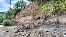 Warga RT 04 dan RT 05 RW 05 Dusun Karangjati, Desa Tonjong, Brebes, bekerja bakti memasang batu bronjong di tebing Sungai Kali Pedes, Kamis (6/2/2026). Upaya swadaya ini dilakukan untuk menahan longsor yang kini tinggal berjarak 2 meter dari pemukiman warga.