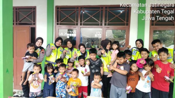 Polwan Polres Tegal Pulihkan Trauma Anak Korban Tanah Bergerak di Padasari