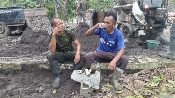 Di Balik Pembangunan TMMD, Momen Sederhana Jadi Pelepas Lelah Prajurit di Lapangan