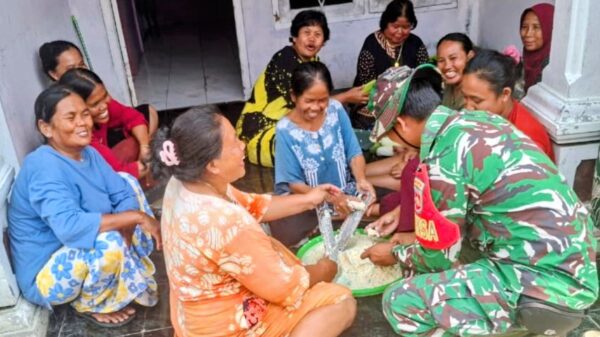 Babinsa Cikuya Kompak Bareng Warga Bikin Misro di Sela TMMD