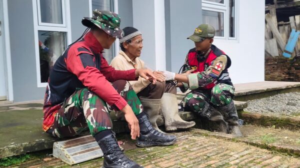 Satgas TMMD 127 Kodim Brebes Berikan Layanan Kesehatan Langsung bagi Warga Desa Cikuya