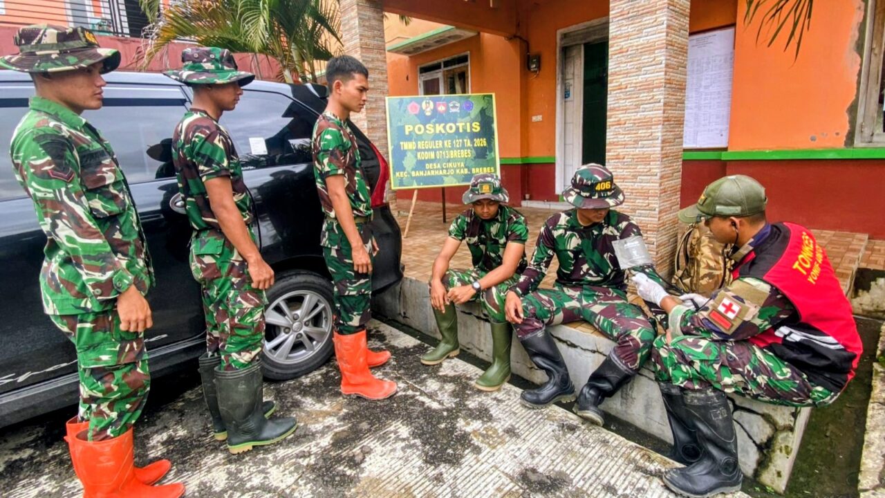 Cuaca Tak Menentu, Tim Kesehatan TMMD ke-127 Kodim Brebes Intensif Pantau Kondisi Satgas di Desa Cikuya