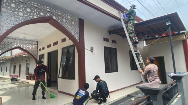 Satgas TMMD ke-127 Kodim 0713/Brebes Gotong Royong Percantik Mushola Nurul Huda Jelang Ramadhan