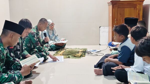 Satgas Kodim 0713/Brebes Pererat Kebersamaan dengan Warga Cikuya Lewat Tadarus Malam