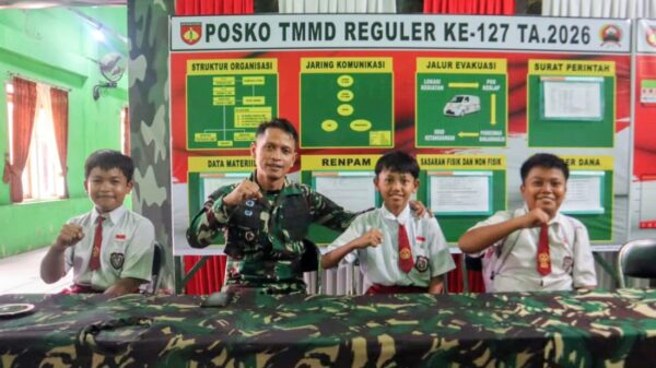 Tiga Siswa SDN Cikuya 01 Datangi Posko TMMD Brebes, TNI Tanamkan Semangat Disiplin Sejak Dini
