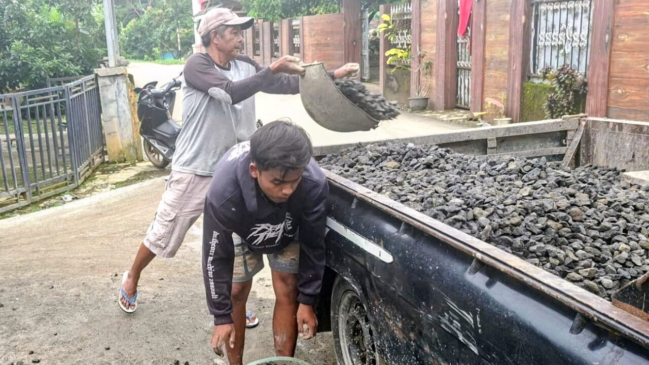 Warga Cikuya Tetap Gotong Royong di Tengah Puasa, Dukung TMMD Kodim Brebes Bangun Jalan Desa