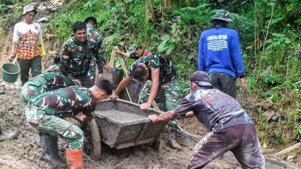 Angkong Jadi Andalan TNI dan Warga Tembus Medan Berlumpur di Desa Cikuya Brebes
