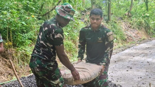 Aksi Nyata Prajurit Senior Yonif 406/CK di TMMD 127 Brebes, Angkat Semen hingga Pengecoran Jalan Desa Cikuya