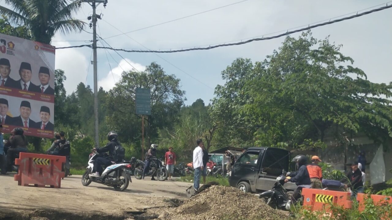 Tanah Bergerak dan Banjir Landa Tanjakan Duren dan Clirit Gunung Genteng Desa Kalibakung Amblas