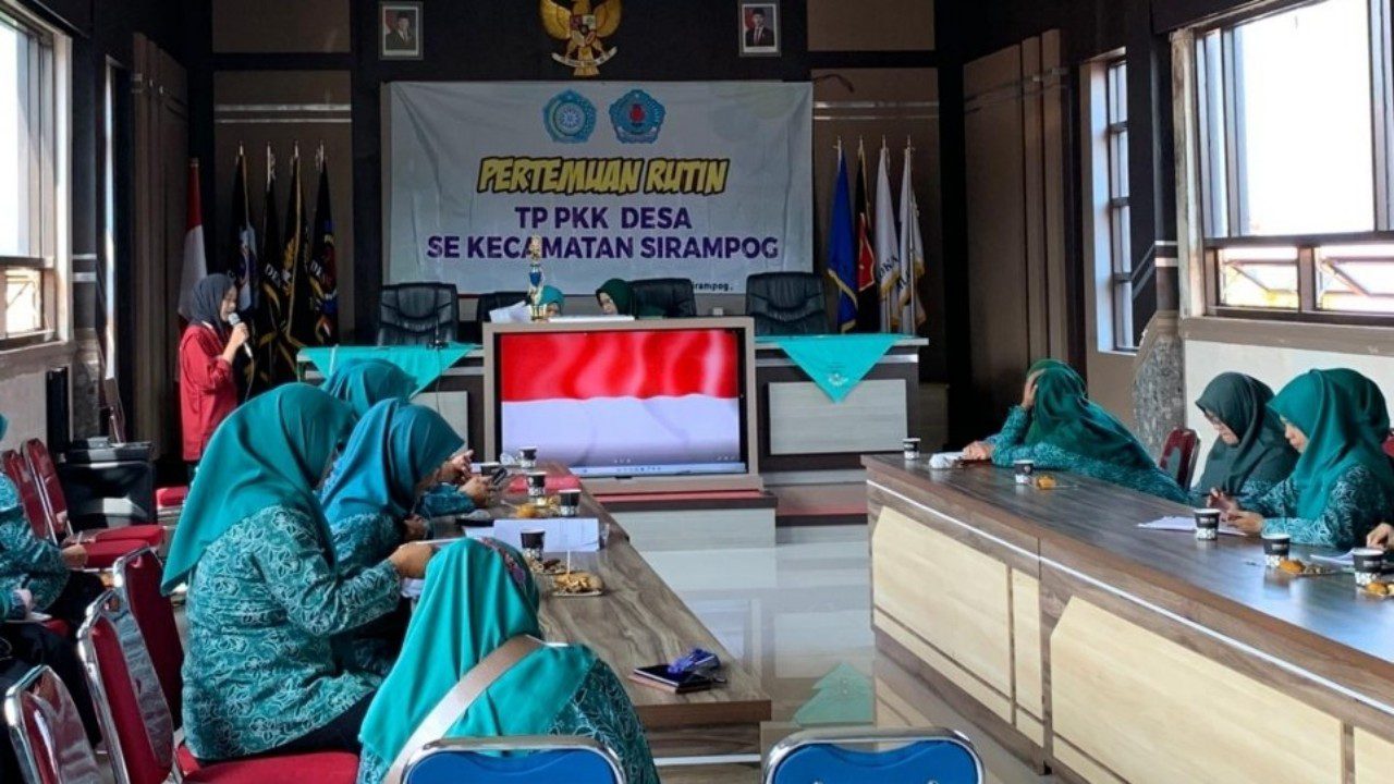 Mahasiswa KKN Universitas Peradaban Bantu Kelancaran Pertemuan PKK Kecamatan di Kaliloka