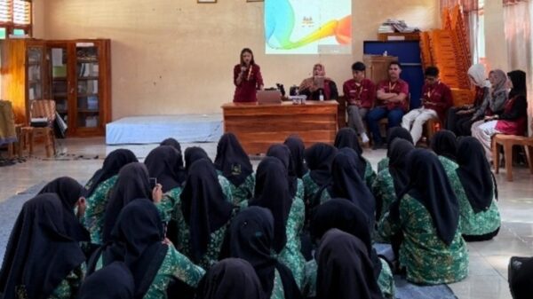 Mahasiswa KKN Universitas Peradaban Edukasi Siswa SMA Soal Kesehatan Reproduksi dan Bahaya Pergaulan Bebas