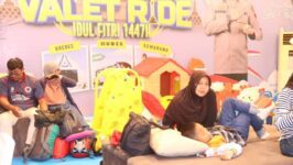 Istirahat yang berkualitas menjadi bagian penting dari program Valet Ride Mudik Gratis Polda Jawa Tengah. Dalam foto ini, seorang bocah berusia 8 tahun tertidur pulas di samping ibunya di ruang tunggu Pos Yan Valet Ride Brebes. Ruang tunggu yang dilengkapi pendingin udara, fasilitas hiburan, dan area bermain anak menjadi bukti nyata komitmen Polda Jateng dalam memberikan kenyamanan maksimal kepada pemudik sepeda motor selama musim mudik Lebaran 2026.