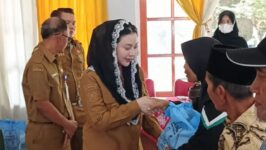 Bupati Brebes Paramitha Widya Kusuma menyerahkan paket bantuan sembako kepada perwakilan warga terdampak bencana di Aula Kantor Kecamatan Bumiayu, Senin (16/3/2026). Sebanyak 441 keluarga dari Bumiayu, Sirampog, dan Tonjong menerima bantuan ini sebagai bentuk kepedulian pemerintah daerah menjelang perayaan Lebaran. Pemkab Brebes berkomitmen untuk terus mendampingi masyarakat hingga kehidupan mereka kembali normal. (Foto: Portal Pantura/Yudhi Prasetyo)