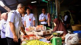 Gubernur Jawa Tengah Ahmad Luthfi berbincang langsung dengan pedagang sembako di Pasar Gondang, Sragen, Rabu (4/3/2026). Dalam kunjungan pantau harga jelang Idul Fitri, gubernur menanyakan stok dan harga bahan pokok seperti cabai, bawang, telur, dan komoditas lainnya untuk memastikan stabilitas pasokan.