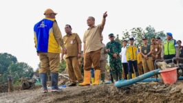 Gubernur Jawa Tengah Ahmad Luthfi meninjau progres perbaikan jalan Semarang-Godong yang terputus akibat jebolnya tanggul Sungai Tuntang, Senin (2/3/2026). Pemerintah menargetkan pembukaan kembali jalan ini H-7 Lebaran 2026. (Foto: Istimewa)